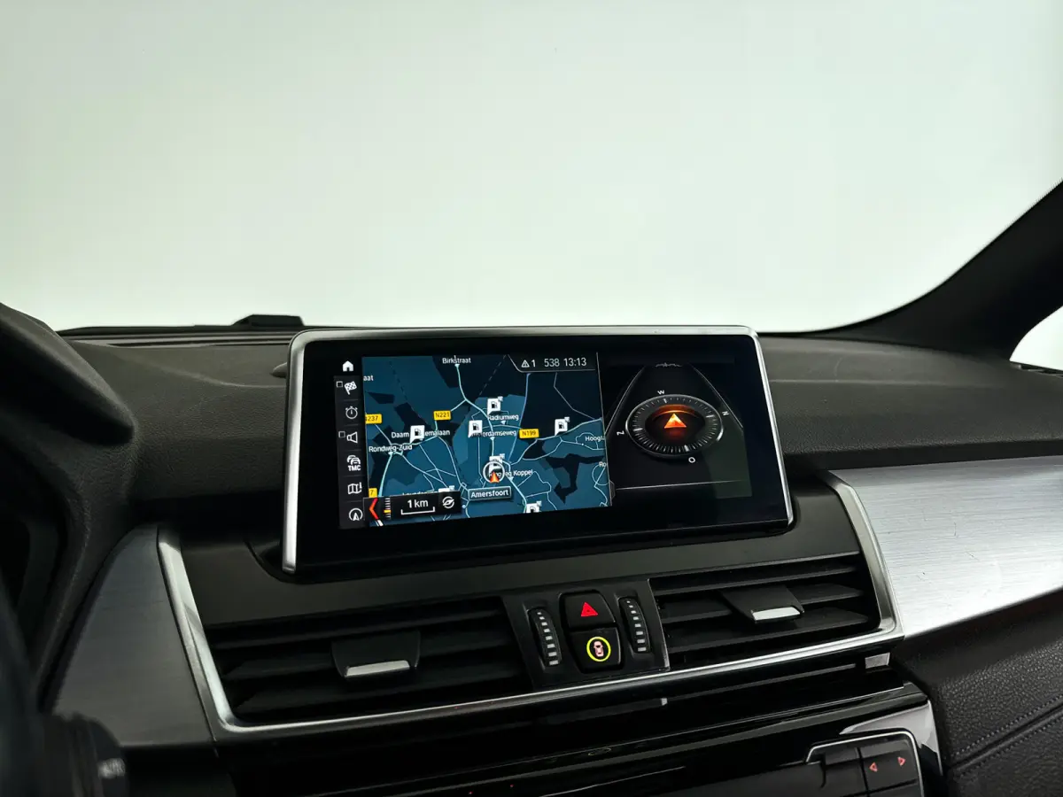 220i High Executive | Parkeercamera | Keyless | Head-up display | Stoel- en stuurverwarming