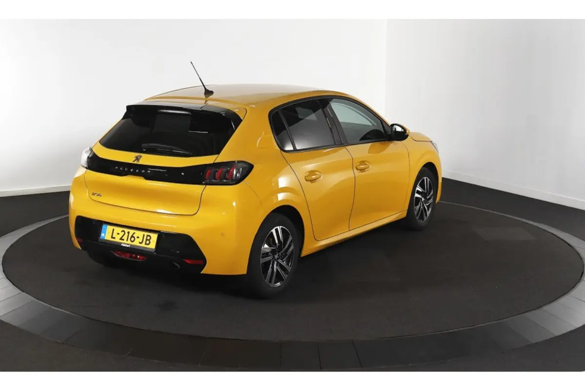 1.2 PureTech Allure | Climate Control | Cruise Control | Carplay | Getint Glas | Achterbank in delen neerklapbaar | Airco (automatisch) | Apple Carplay/Android Auto|telefoonintegratie premiu