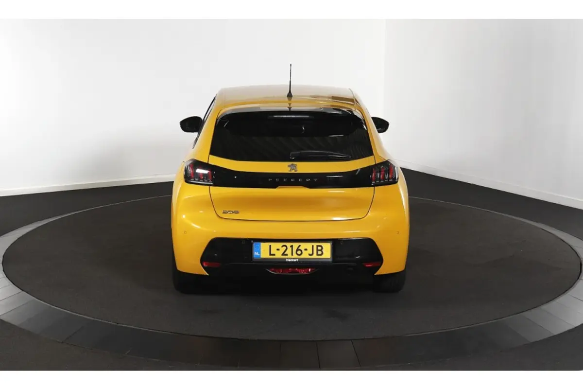 1.2 PureTech Allure | Climate Control | Cruise Control | Carplay | Getint Glas | Achterbank in delen neerklapbaar | Airco (automatisch) | Apple Carplay/Android Auto|telefoonintegratie premiu
