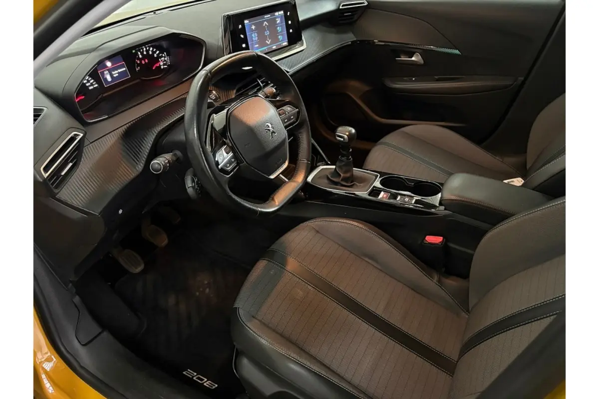 1.2 PureTech Allure | Climate Control | Cruise Control | Carplay | Getint Glas | Achterbank in delen neerklapbaar | Airco (automatisch) | Apple Carplay/Android Auto|telefoonintegratie premiu