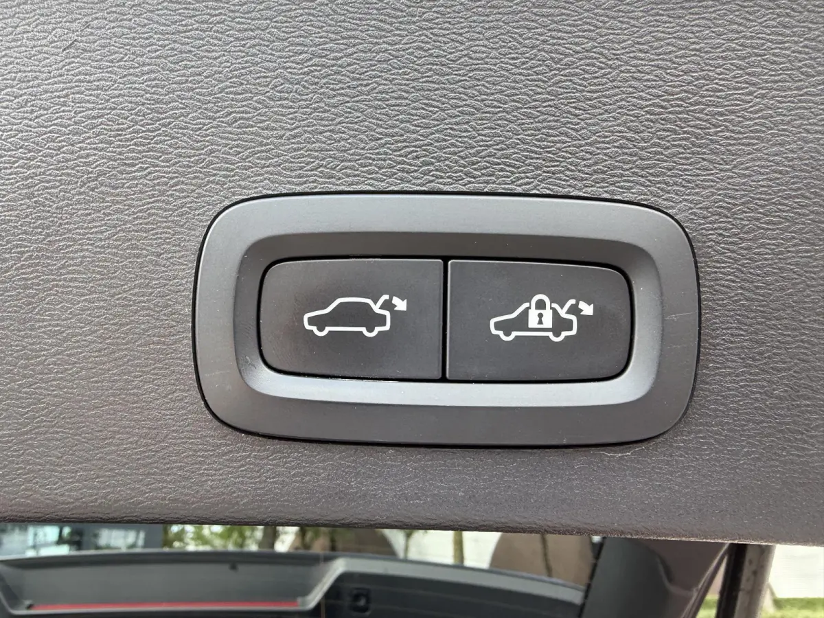 Plus VAN:33.900,- VOOR:30.877,- UW HERFSTVOORDEEL:3.023,- SOH 92%| PILOT ASSIST ACC| ELEKTRISCHE ACHTERKLEP| DODE HOEK SENSOR |WARMTEPOMP| STOEL + STUURVERWARMING| ACHTERUITRIJCAMERA| RIJKLA