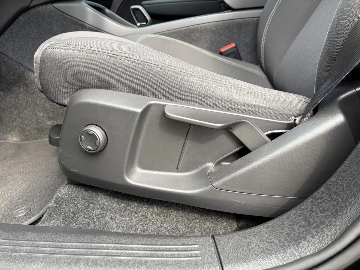 Plus VAN:33.900,- VOOR:30.877,- UW HERFSTVOORDEEL:3.023,- SOH 92%| PILOT ASSIST ACC| ELEKTRISCHE ACHTERKLEP| DODE HOEK SENSOR |WARMTEPOMP| STOEL + STUURVERWARMING| ACHTERUITRIJCAMERA| RIJKLA