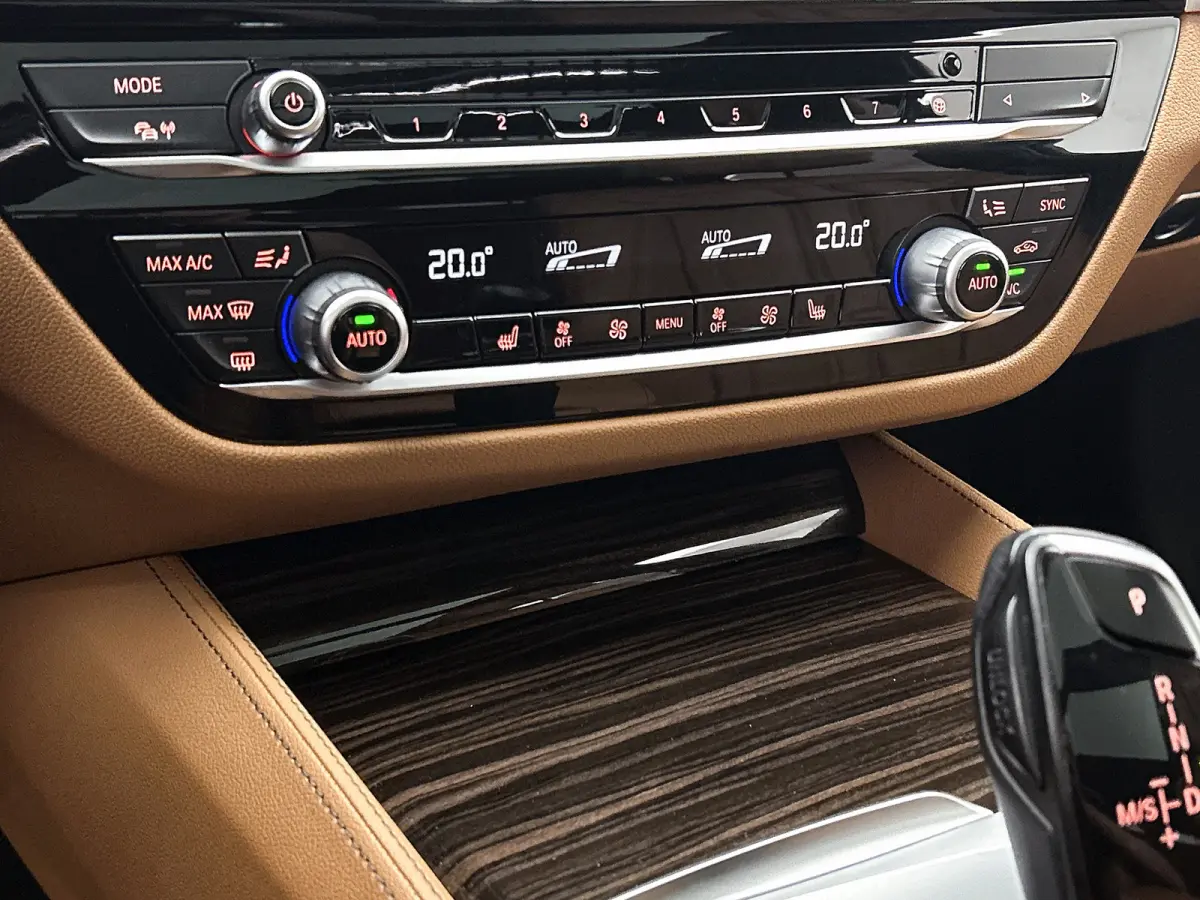 530e M-Sport / Anniversary / X-Drive / / Harman Kardon / Panoramadak / Massagefunctie / Trekhaak / Leder-Sport / Apk 06-2028