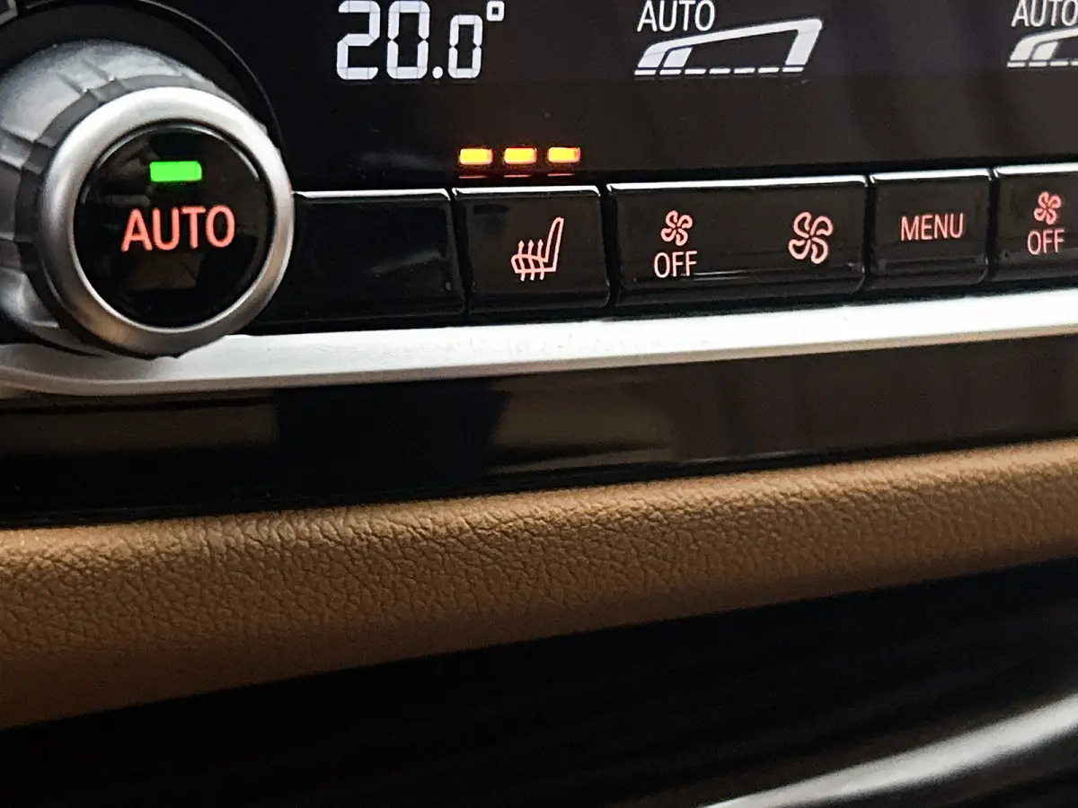 530e M-Sport / Anniversary / X-Drive / / Harman Kardon / Panoramadak / Massagefunctie / Trekhaak / Leder-Sport / Apk 06-2028