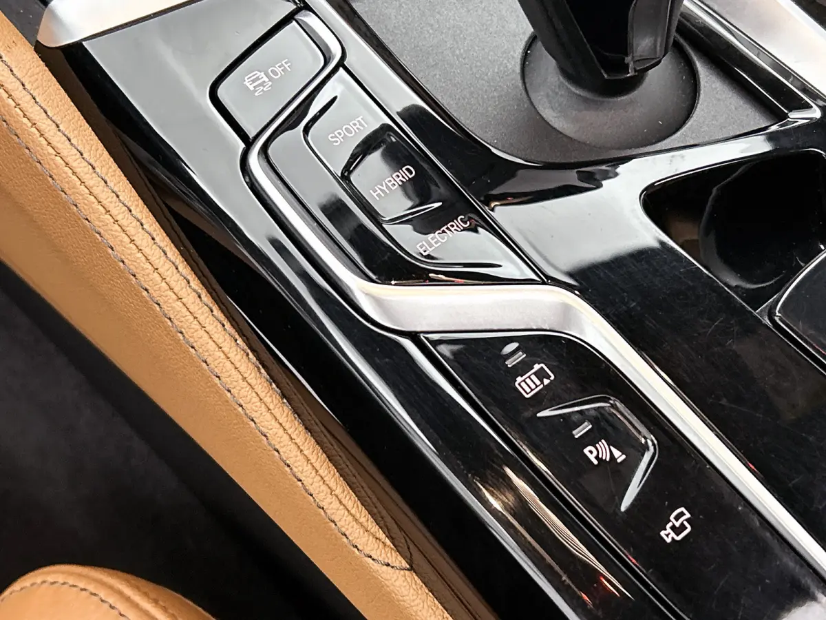 530e M-Sport / Anniversary / X-Drive / / Harman Kardon / Panoramadak / Massagefunctie / Trekhaak / Leder-Sport / Apk 06-2028