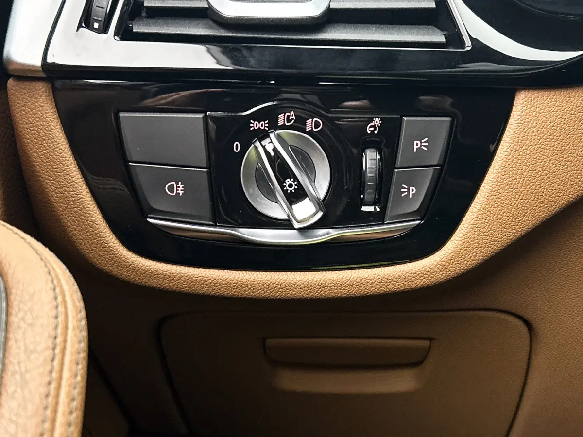 530e M-Sport / Anniversary / X-Drive / / Harman Kardon / Panoramadak / Massagefunctie / Trekhaak / Leder-Sport / Apk 06-2028
