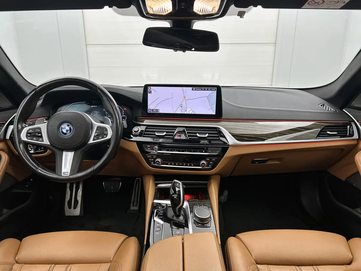 530e M-Sport / Anniversary / X-Drive / / Harman Kardon / Panoramadak / Massagefunctie / Trekhaak / Leder-Sport / Apk 06-2028