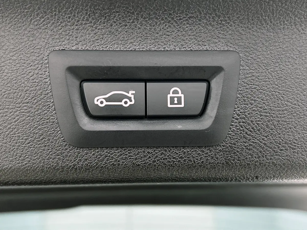 530e M-Sport / Anniversary / X-Drive / / Harman Kardon / Panoramadak / Massagefunctie / Trekhaak / Leder-Sport / Apk 06-2028
