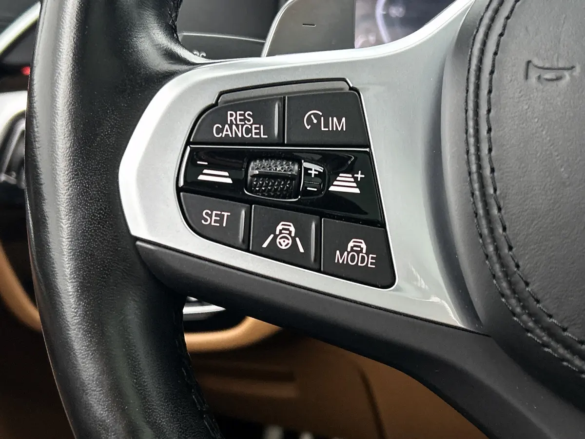 530e M-Sport / Anniversary / X-Drive / / Harman Kardon / Panoramadak / Massagefunctie / Trekhaak / Leder-Sport / Apk 06-2028