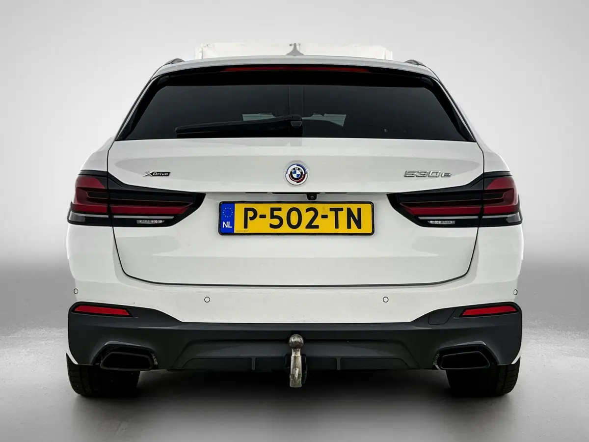 530e M-Sport / Anniversary / X-Drive / / Harman Kardon / Panoramadak / Massagefunctie / Trekhaak / Leder-Sport / Apk 06-2028