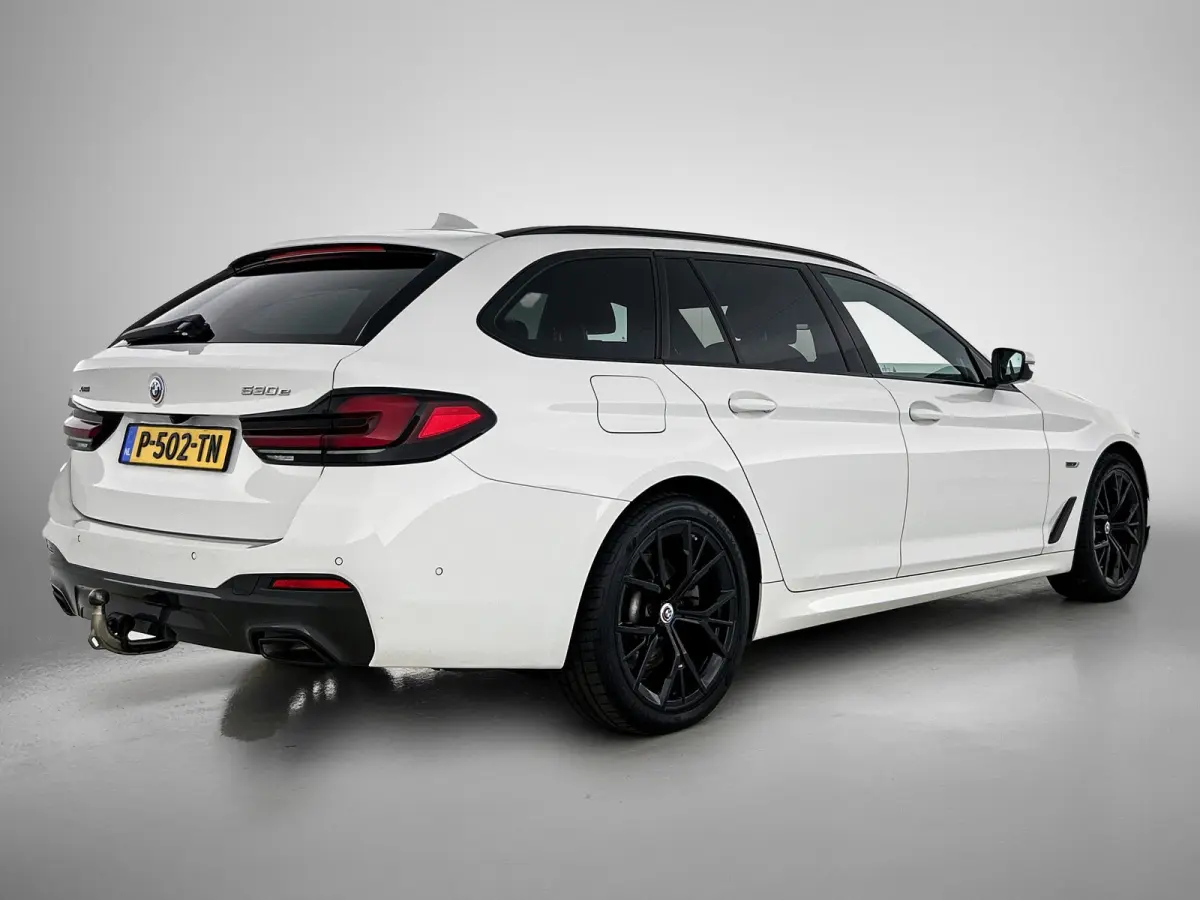 530e M-Sport / Anniversary / X-Drive / / Harman Kardon / Panoramadak / Massagefunctie / Trekhaak / Leder-Sport / Apk 06-2028
