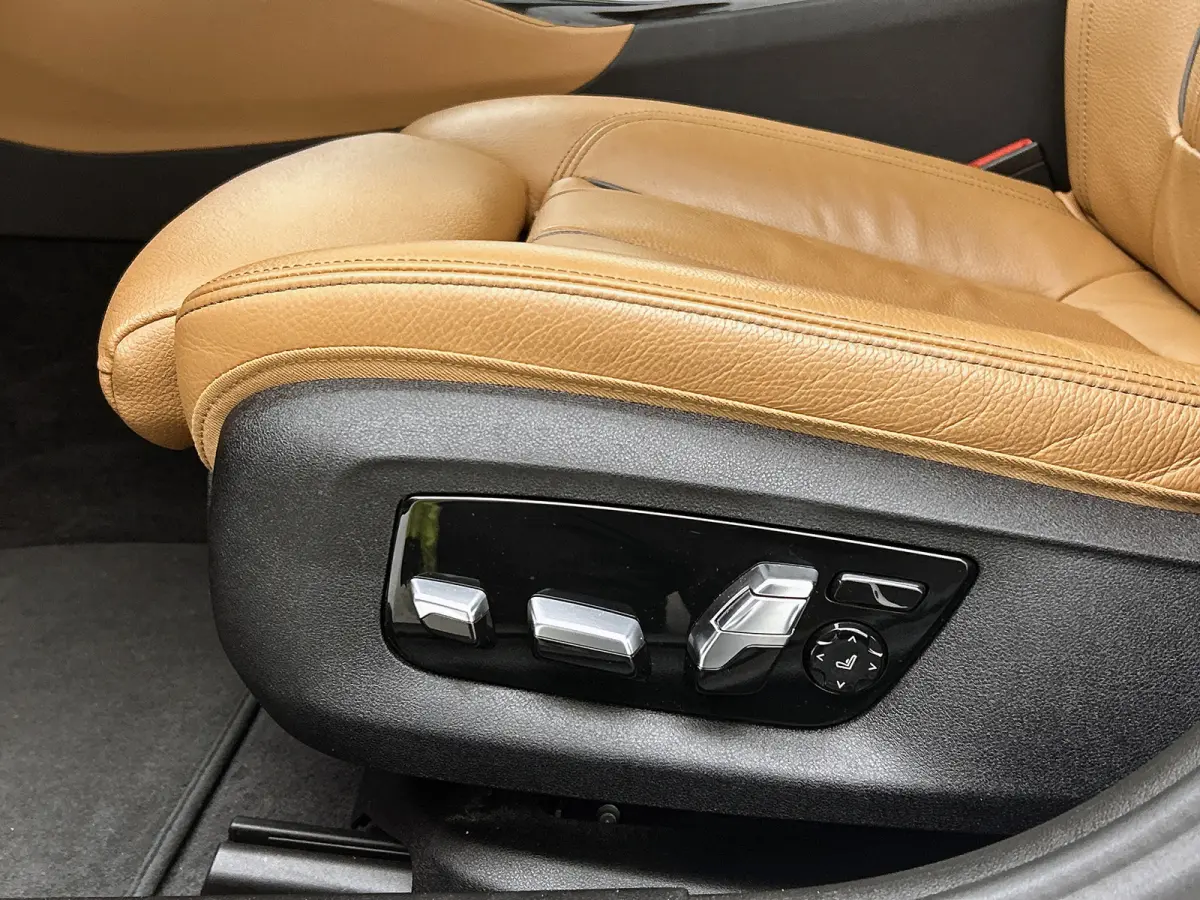 530e M-Sport / Anniversary / X-Drive / / Harman Kardon / Panoramadak / Massagefunctie / Trekhaak / Leder-Sport / Apk 06-2028