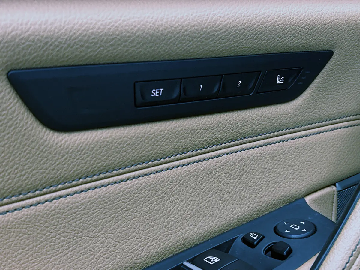 530e M-Sport / Anniversary / X-Drive / / Harman Kardon / Panoramadak / Massagefunctie / Trekhaak / Leder-Sport / Apk 06-2028