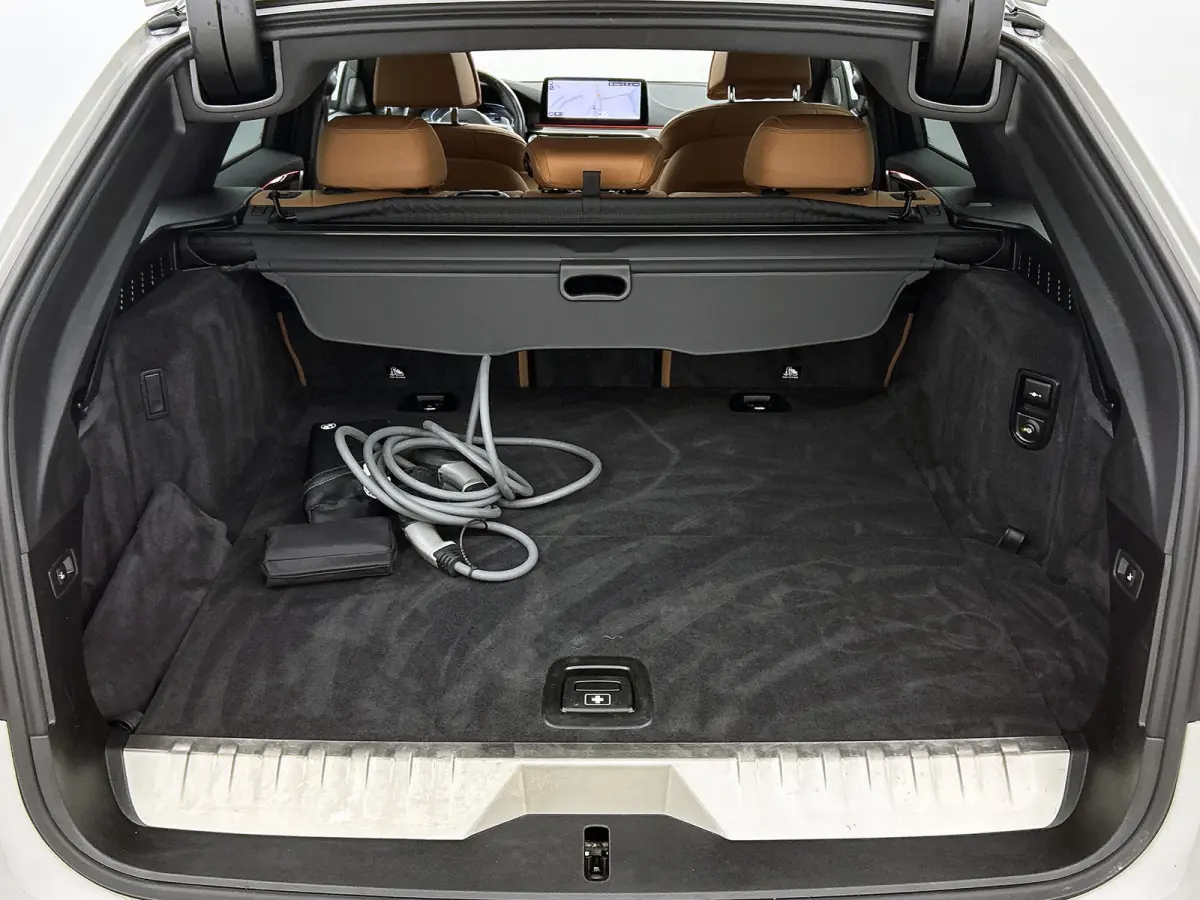 530e M-Sport / Anniversary / X-Drive / / Harman Kardon / Panoramadak / Massagefunctie / Trekhaak / Leder-Sport / Apk 06-2028