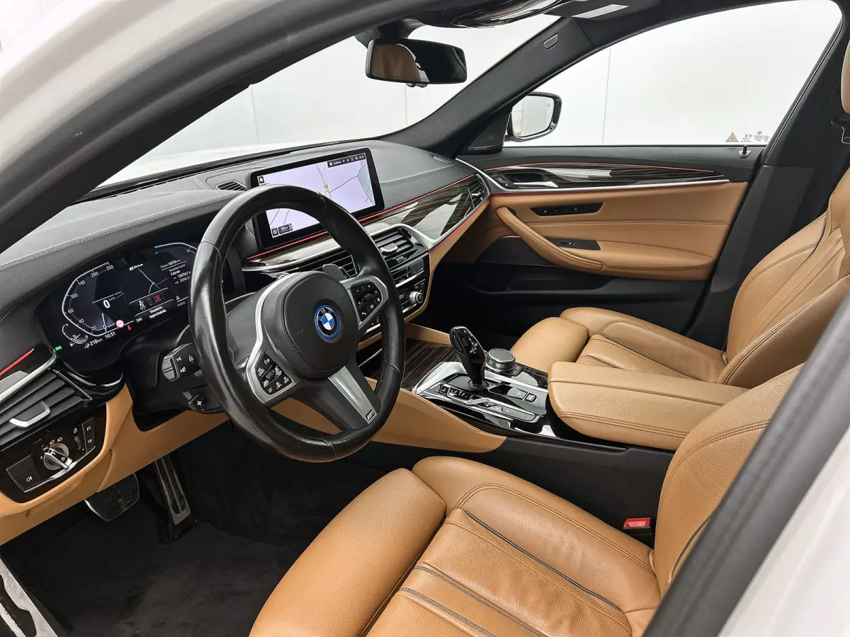 530e M-Sport / Anniversary / X-Drive / / Harman Kardon / Panoramadak / Massagefunctie / Trekhaak / Leder-Sport / Apk 06-2028