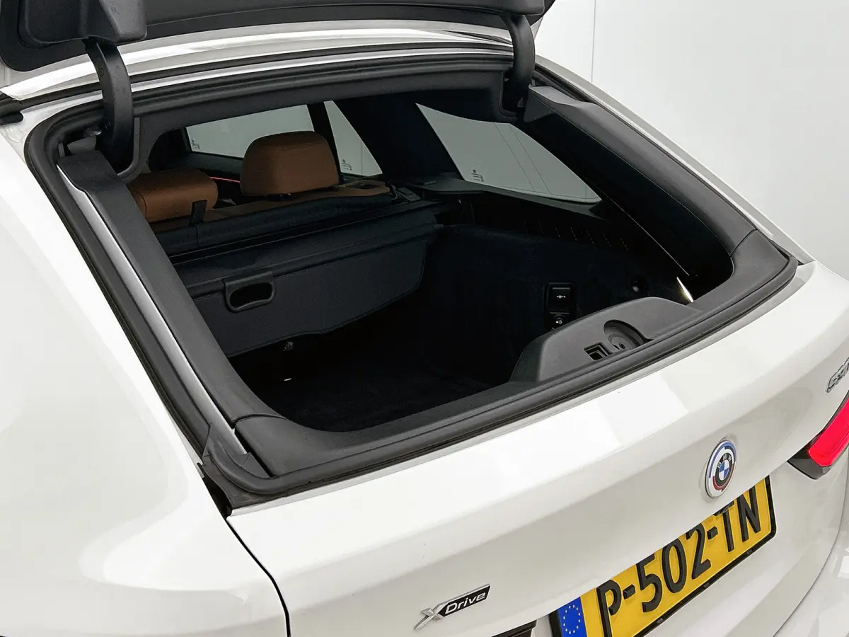 530e M-Sport / Anniversary / X-Drive / / Harman Kardon / Panoramadak / Massagefunctie / Trekhaak / Leder-Sport / Apk 06-2028