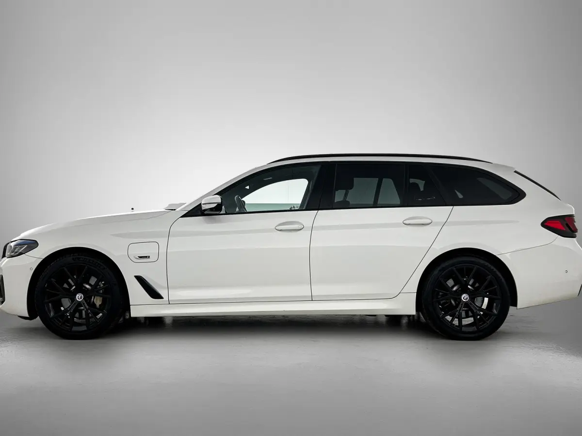 530e M-Sport / Anniversary / X-Drive / / Harman Kardon / Panoramadak / Massagefunctie / Trekhaak / Leder-Sport / Apk 06-2028