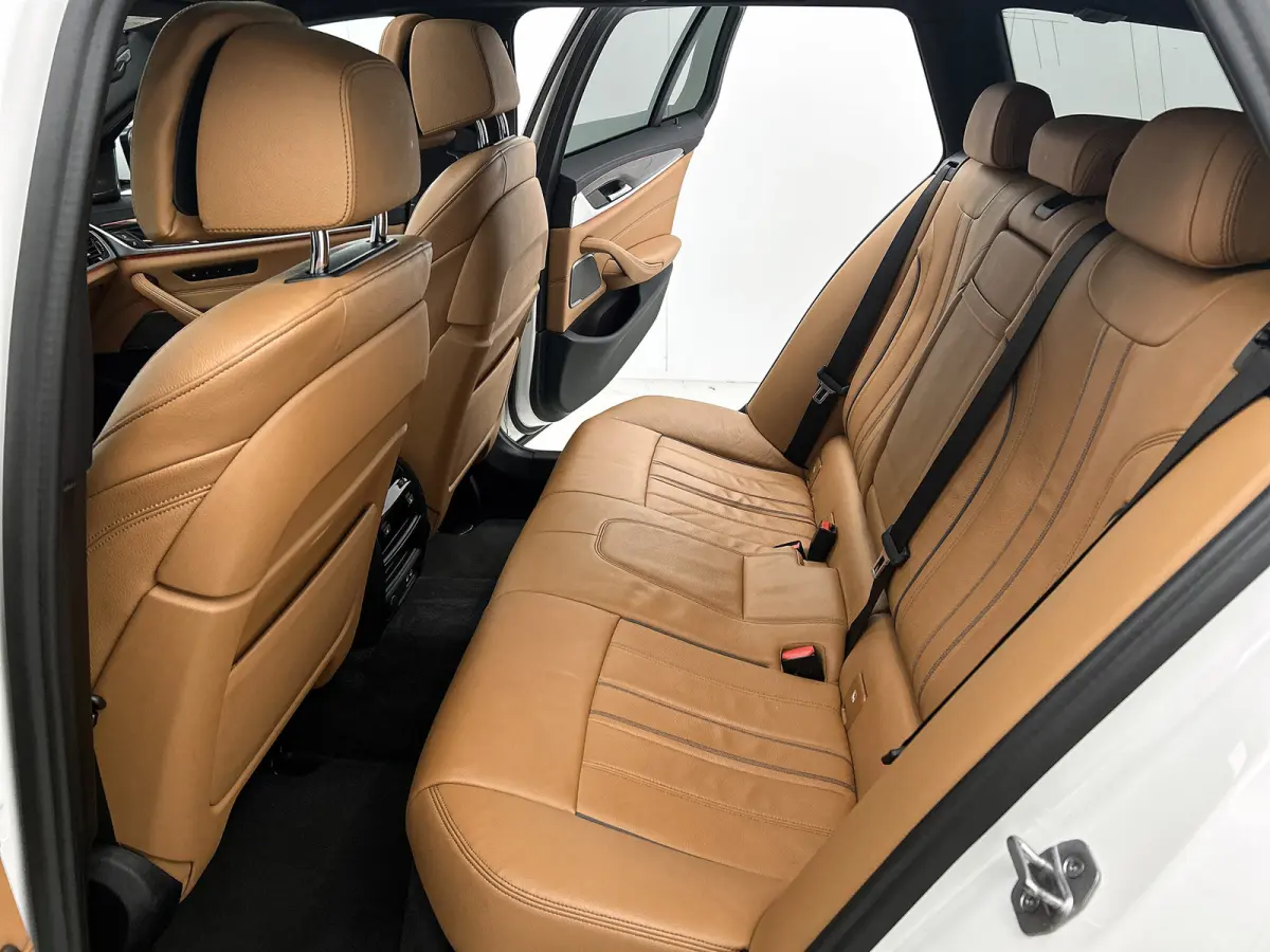 530e M-Sport / Anniversary / X-Drive / / Harman Kardon / Panoramadak / Massagefunctie / Trekhaak / Leder-Sport / Apk 06-2028