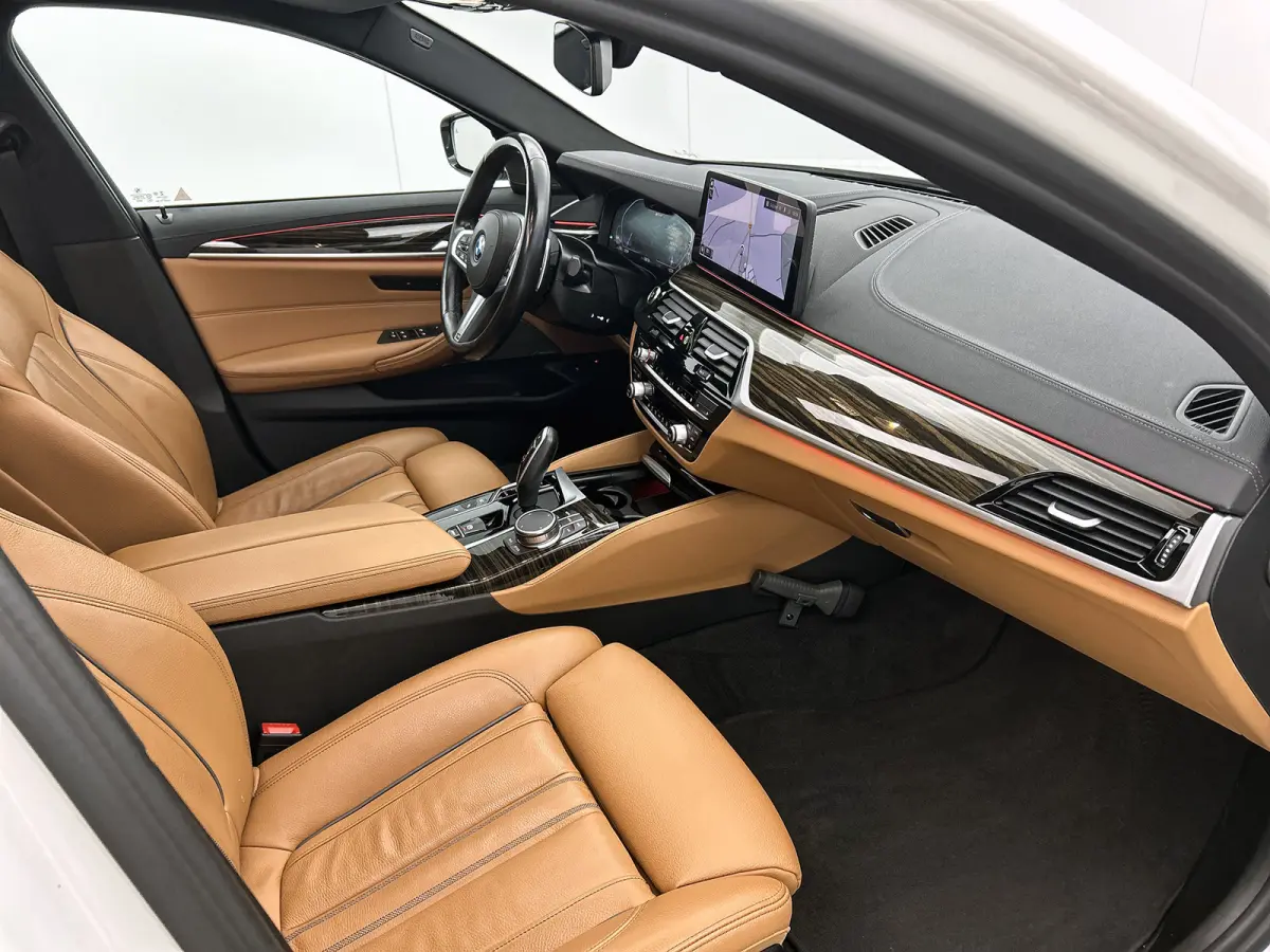 530e M-Sport / Anniversary / X-Drive / / Harman Kardon / Panoramadak / Massagefunctie / Trekhaak / Leder-Sport / Apk 06-2028