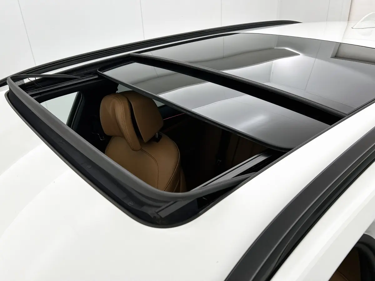 530e M-Sport / Anniversary / X-Drive / / Harman Kardon / Panoramadak / Massagefunctie / Trekhaak / Leder-Sport / Apk 06-2028