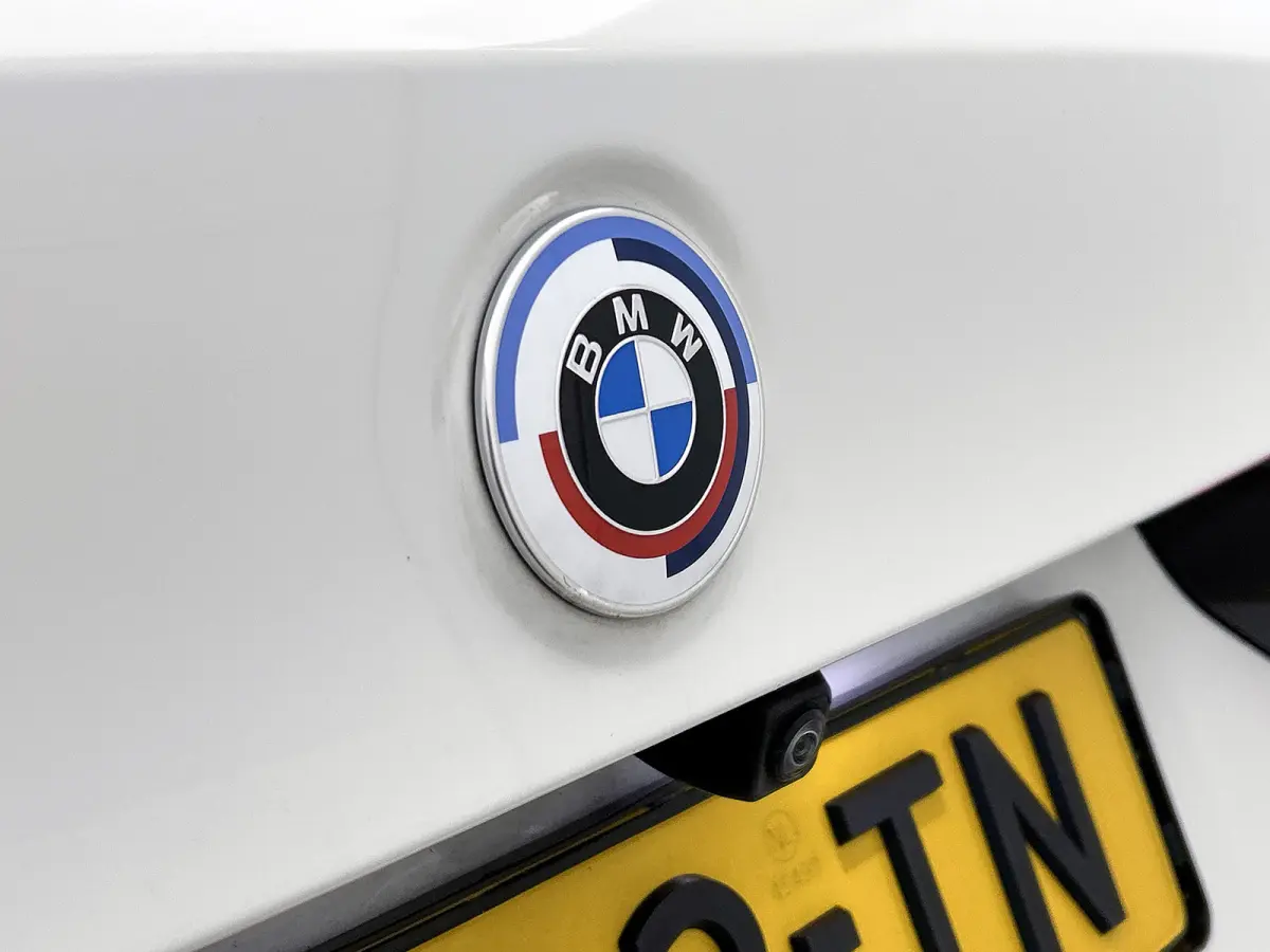 530e M-Sport / Anniversary / X-Drive / / Harman Kardon / Panoramadak / Massagefunctie / Trekhaak / Leder-Sport / Apk 06-2028