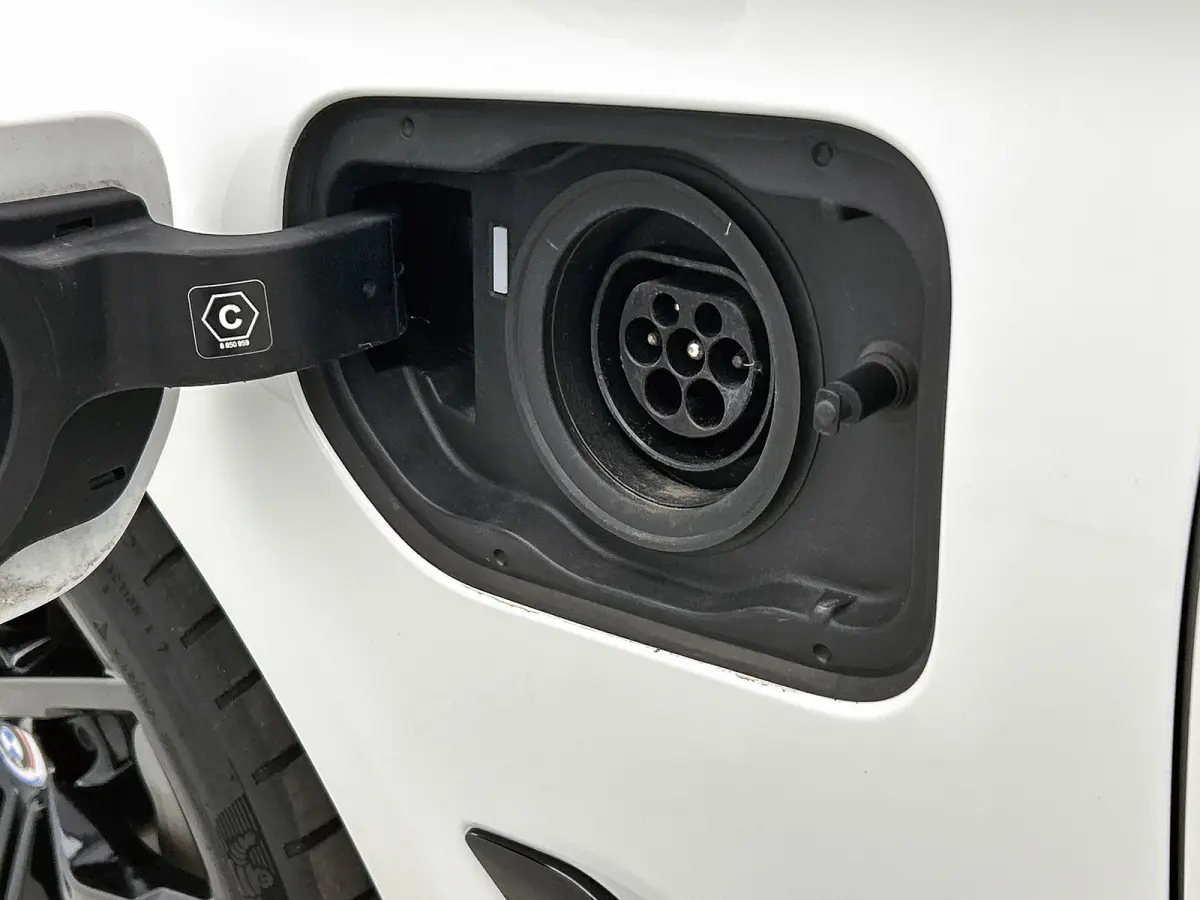 530e M-Sport / Anniversary / X-Drive / / Harman Kardon / Panoramadak / Massagefunctie / Trekhaak / Leder-Sport / Apk 06-2028