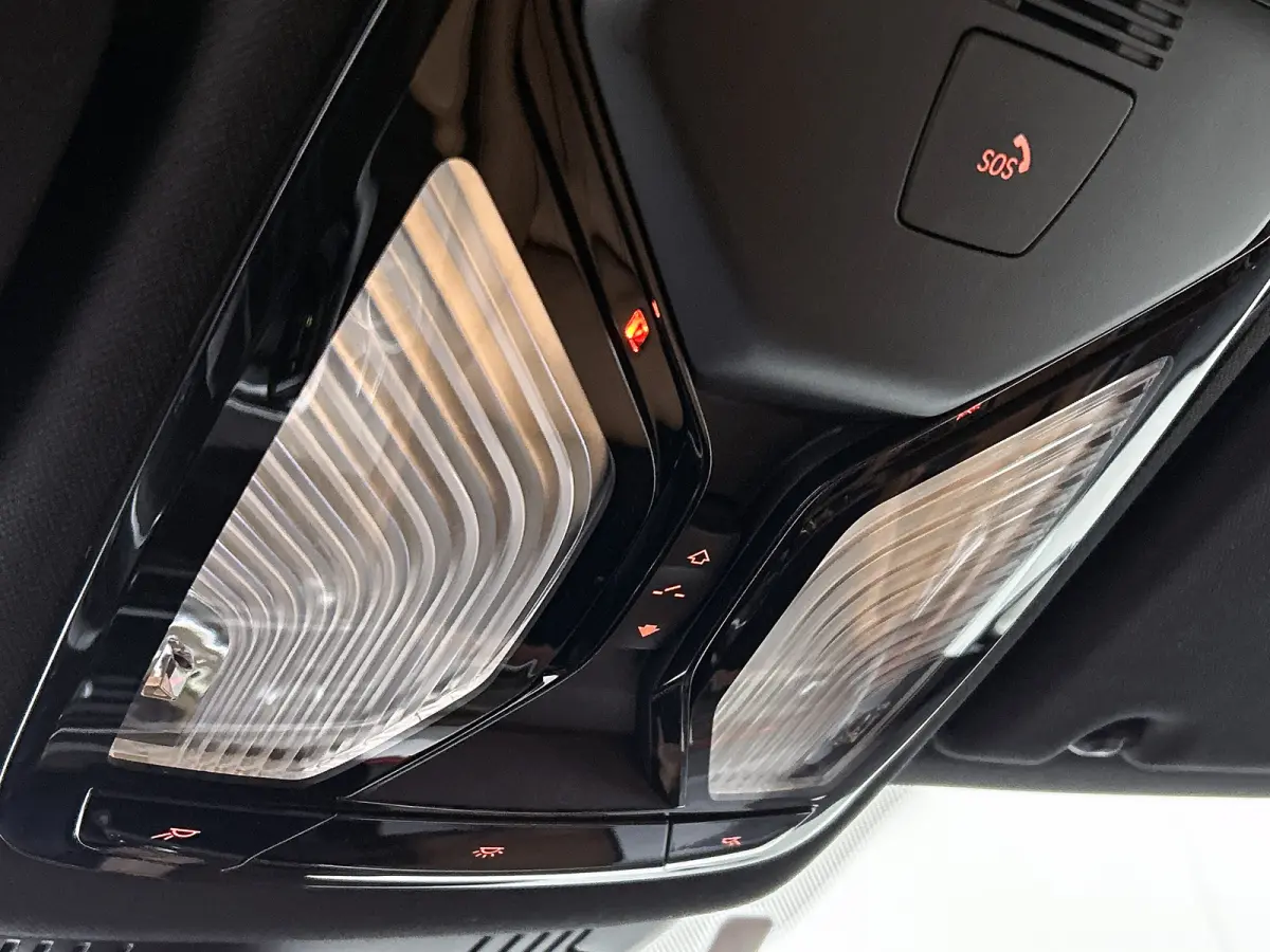 530e M-Sport / Anniversary / X-Drive / / Harman Kardon / Panoramadak / Massagefunctie / Trekhaak / Leder-Sport / Apk 06-2028