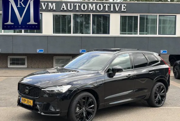 2.0 T6 Plug-in hybrid AWD Plus Dark VAN:53.900,- VOOR:49.877,- UW HERFSTVOORDEEL:4.023 ,-ELEKTRISCHE TREKHAAK| PANO| STOEL + STUURVERWARMING| ACHTERBANK VERWARMD| HEAD-UP DISPLAY| 360 CAMERA