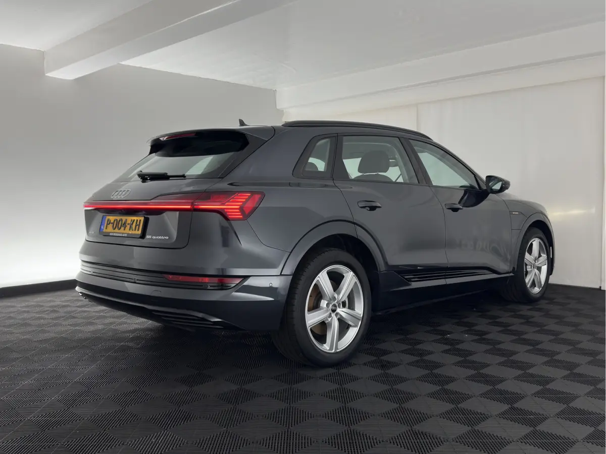 55 Quattro Advanced Edition 95 kWh [3-Fase-11kW] {SoH-94%} (INCL-BTW) Aut.*HEATPUMP | FULL-LED | DIGI-COCKPIT | KEYLESS | MEMORY-PACK | CAMERA | NAVI-FULLMAP | SHIFTPADDLES | DAB+ | HEATED-C