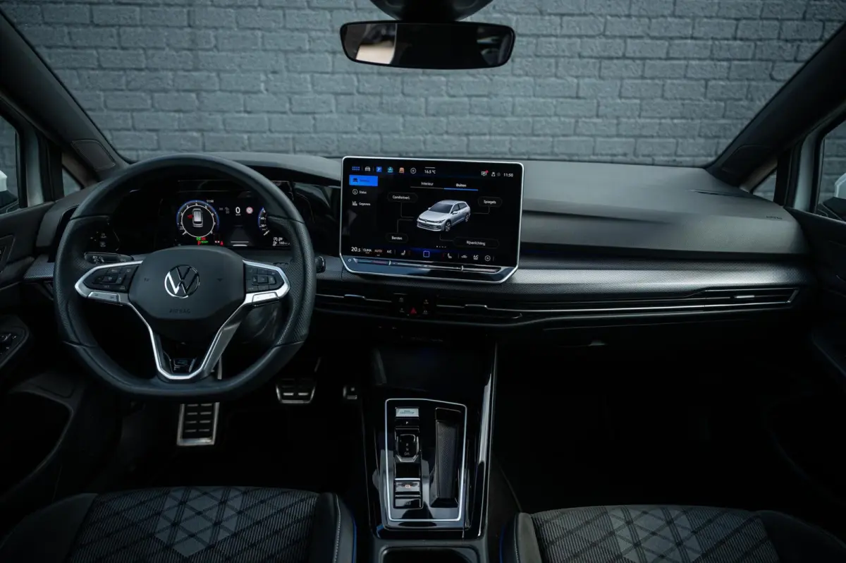 1.5 eTSI R-Line ACC TREKHAAK STUURVERWARMING LED CARPLAY