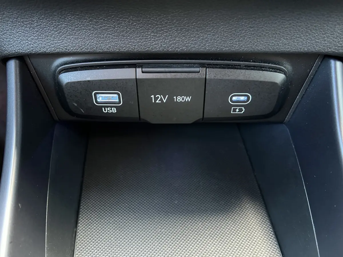1.0 T-GDI 100pk Premium | Carplay | Climate control | Cruise control | Stoel/stuurverwarming | Camera | Parkeersensoren | DAB | Premium Audio | Lichtmetalen velgen | Navigatie