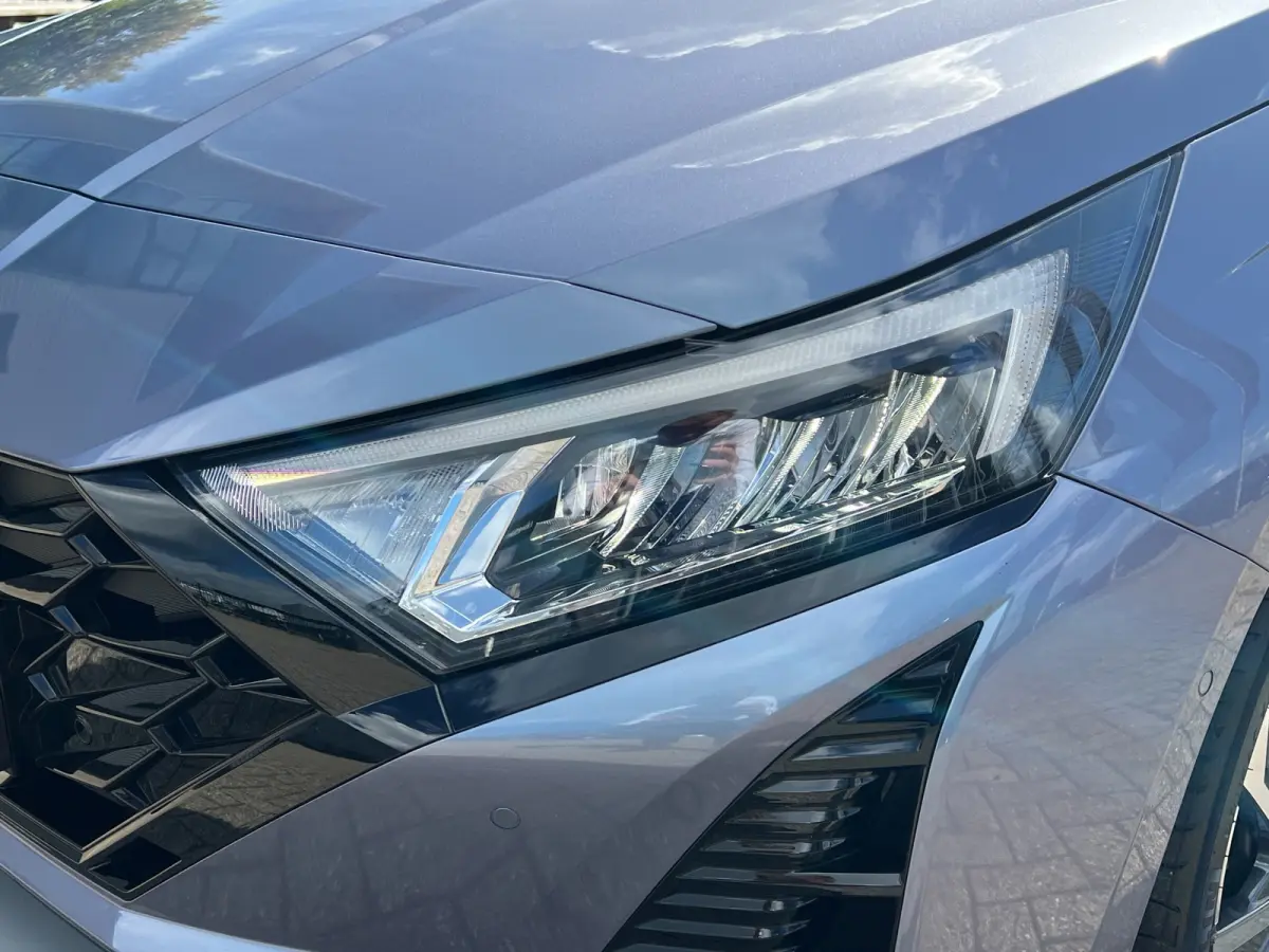 1.0 T-GDI 100pk Premium | Carplay | Climate control | Cruise control | Stoel/stuurverwarming | Camera | Parkeersensoren | DAB | Premium Audio | Lichtmetalen velgen | Navigatie