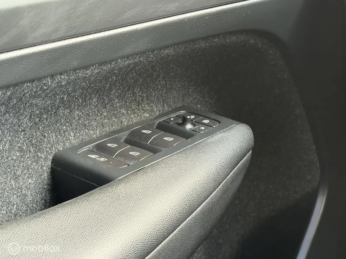 2.0 T4 Automaat 190 PK Momentum Carplay / Voorruitverwarming