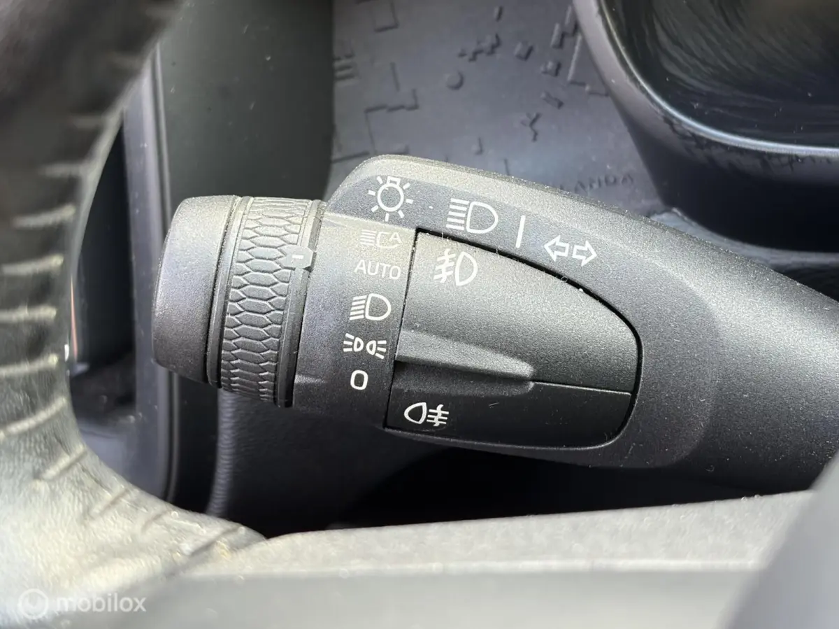 2.0 T4 Automaat 190 PK Momentum Carplay / Voorruitverwarming
