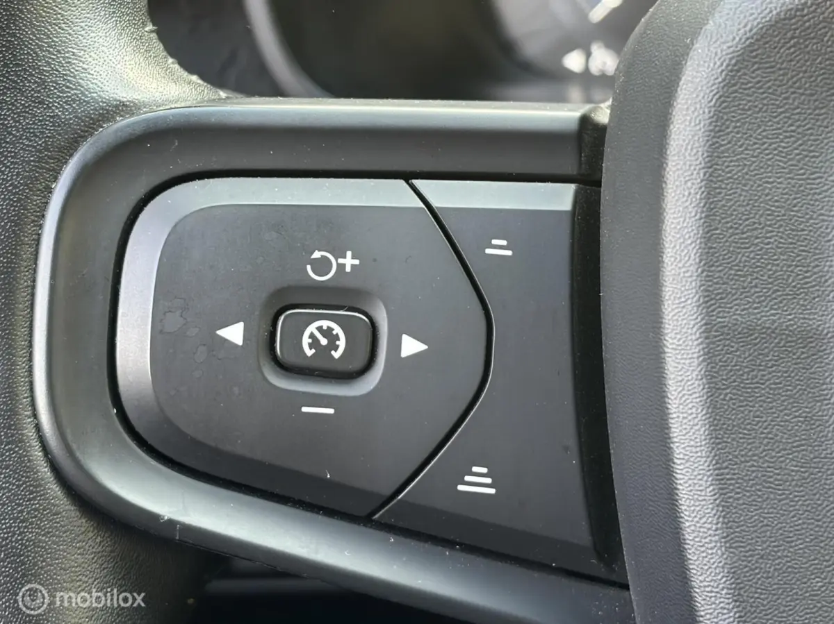 2.0 T4 Automaat 190 PK Momentum Carplay / Voorruitverwarming