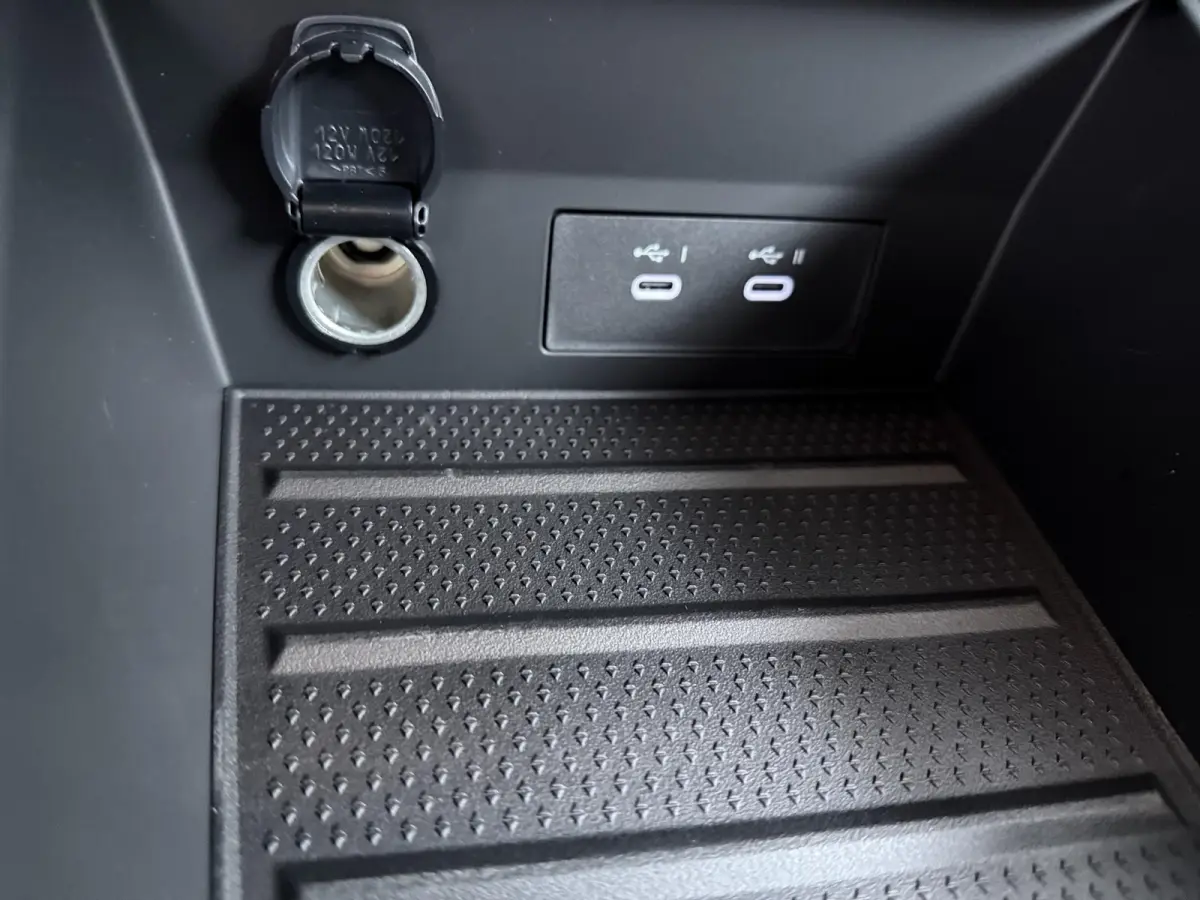 1.8 HEV First Edition €3.000 Korting | Google Build-in | rondom-camera | 19-inch lichtmetalen velgen | Stoelverwarming | Elektrische achterklep |Adaptieve Cruise control | MI-Pilot