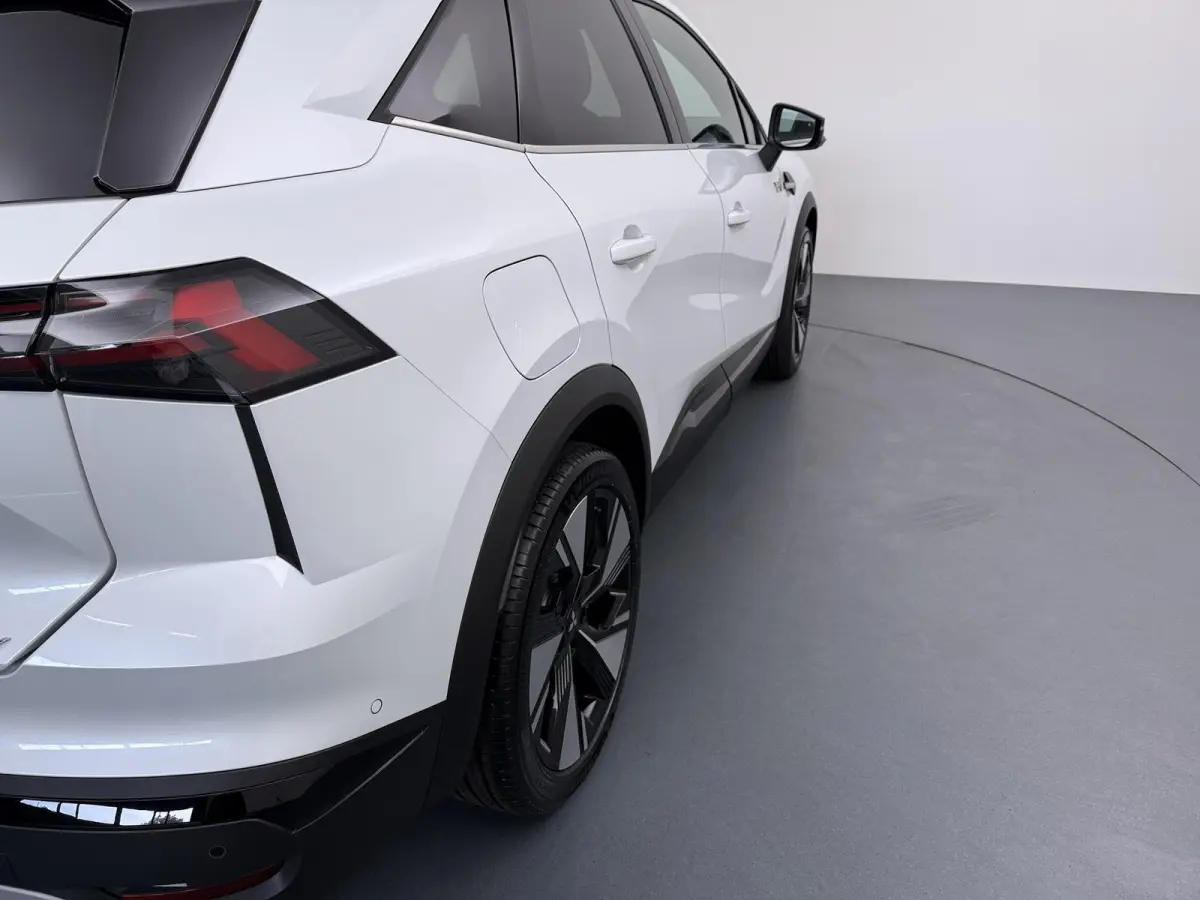 1.8 HEV First Edition €3.000 Korting | Google Build-in | rondom-camera | 19-inch lichtmetalen velgen | Stoelverwarming | Elektrische achterklep |Adaptieve Cruise control | MI-Pilot
