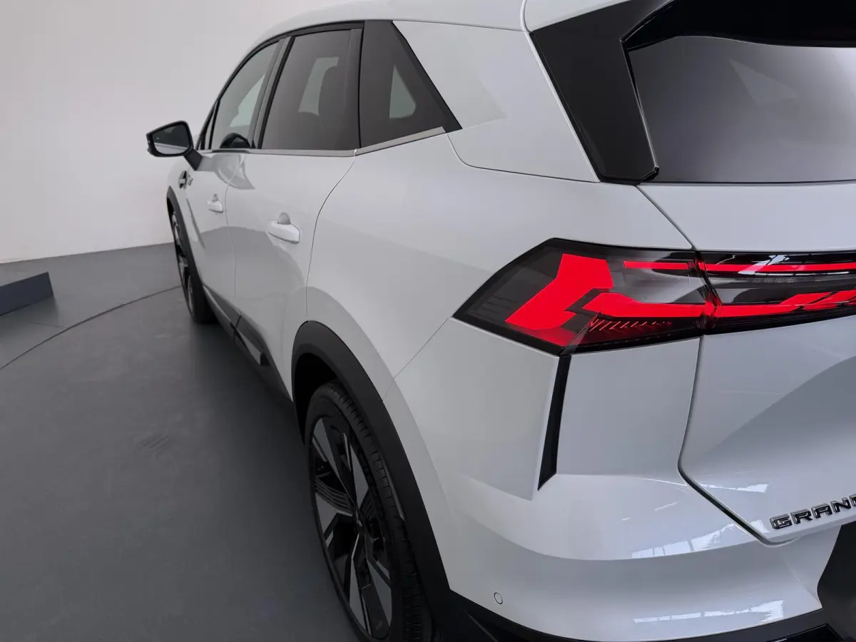 1.8 HEV First Edition €3.000 Korting | Google Build-in | rondom-camera | 19-inch lichtmetalen velgen | Stoelverwarming | Elektrische achterklep |Adaptieve Cruise control | MI-Pilot