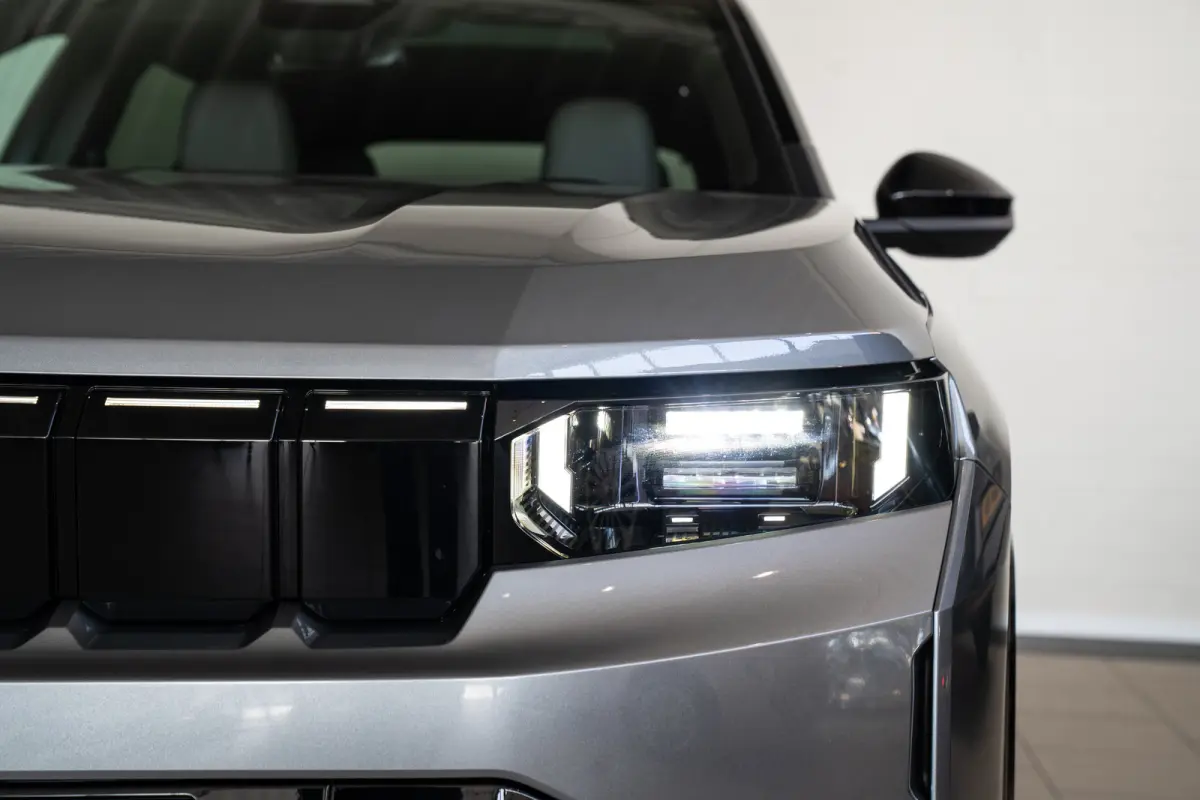 1.2 e-Hybrid First Edition | Tot 8 Jaar Garantie | Panoramadak | Elektrische Stoelverstelling | Elektrische Achterklep | Keyless | Camera | Stoel & Stuurverwarming | Focal Sound |