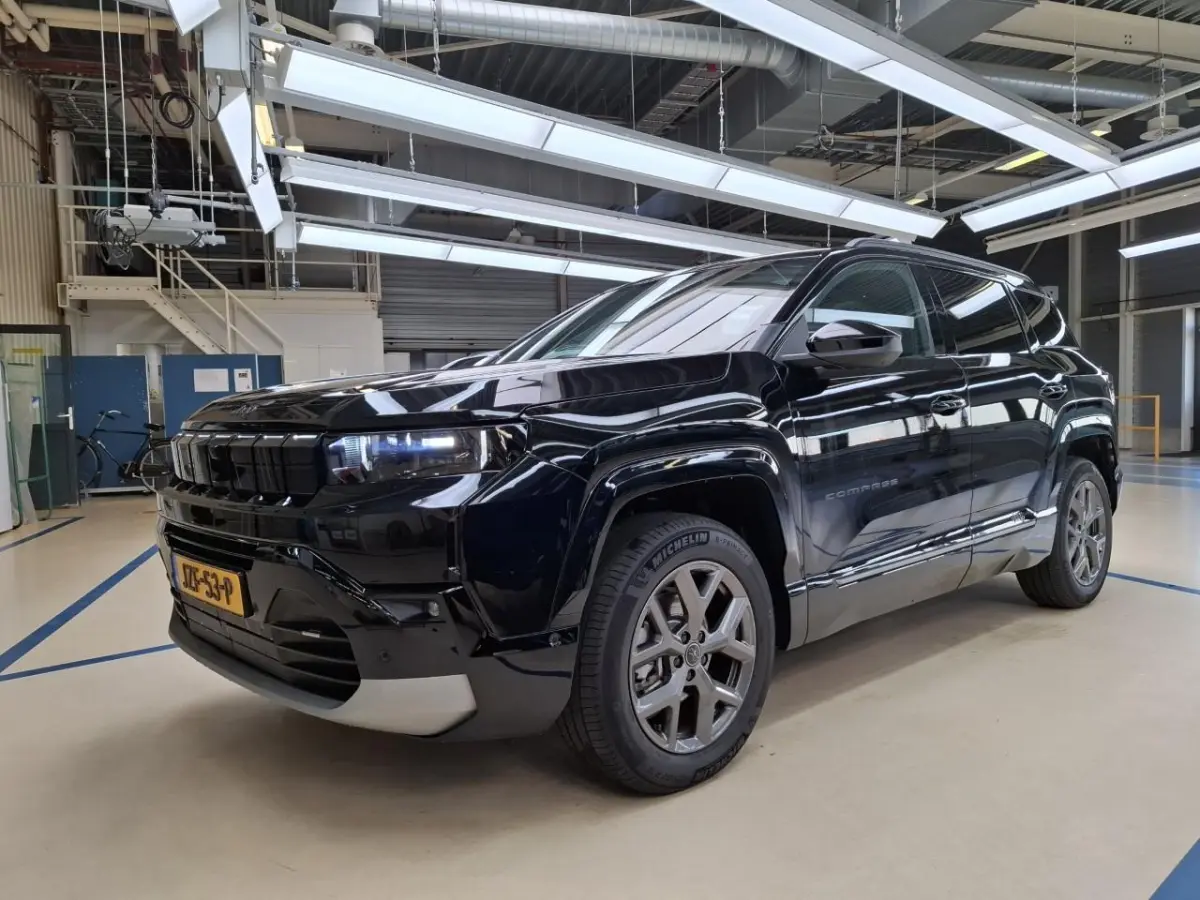 1.2 e-Hybrid First Edition | Tot 8 Jaar Garantie | Panoramadak | Elektrische Stoelverstelling | Elektrische Achterklep | Keyless | Camera | Stoel & Stuurverwarming | Focal Sound |