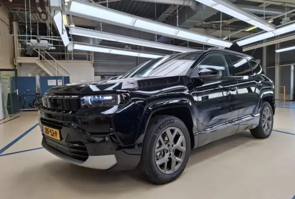 1.2 e-Hybrid First Edition | Tot 8 Jaar Garantie | Panoramadak | Elektrische Stoelverstelling | Elektrische Achterklep | Keyless | Camera | Stoel & Stuurverwarming | Focal Sound |