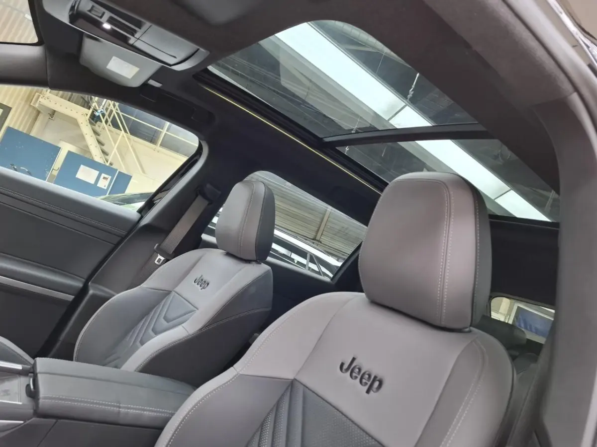 1.2 e-Hybrid First Edition | Tot 8 Jaar Garantie | Panoramadak | Elektrische Stoelverstelling | Elektrische Achterklep | Keyless | Camera | Stoel & Stuurverwarming | Focal Sound |