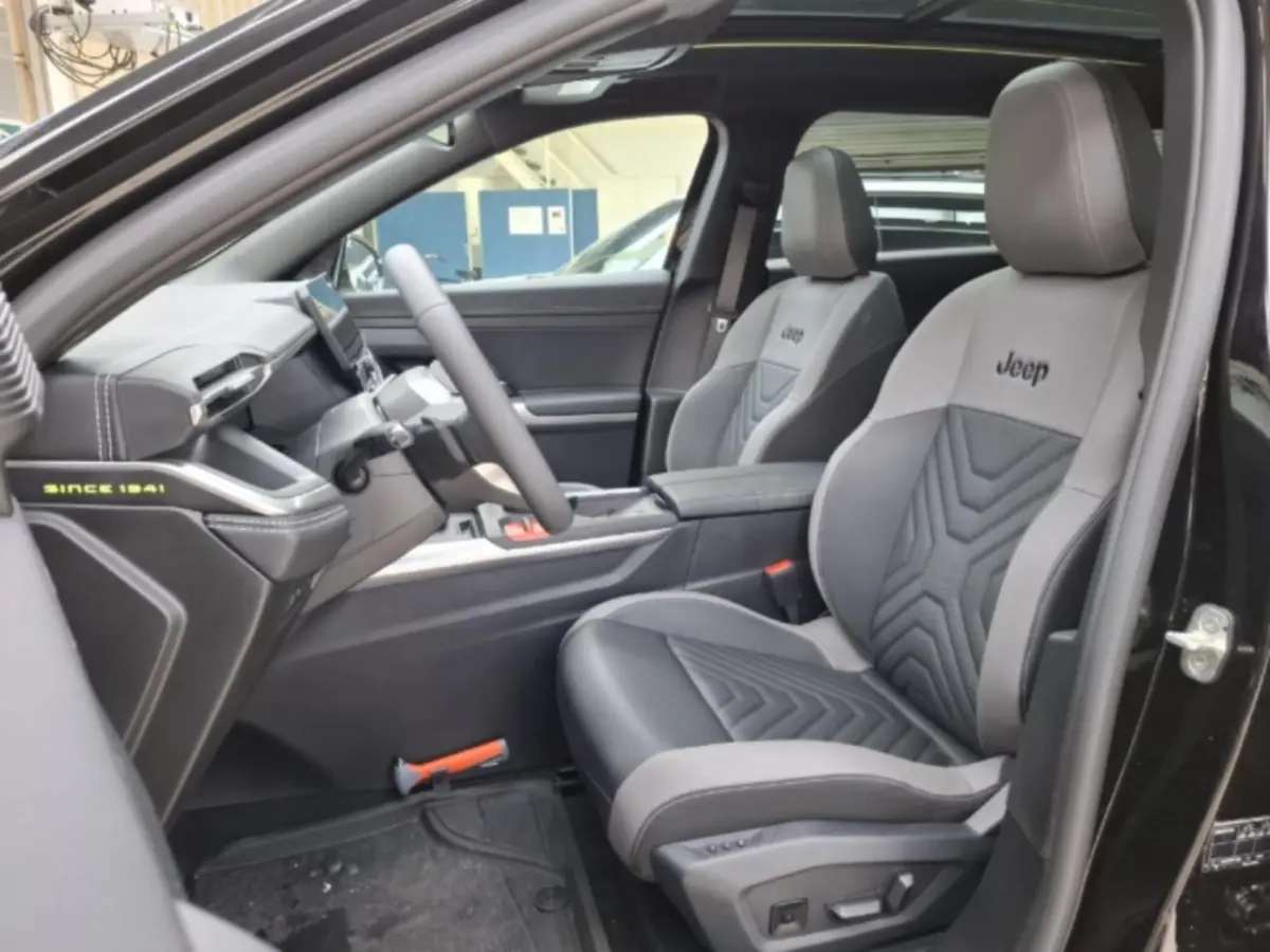 1.2 e-Hybrid First Edition | Tot 8 Jaar Garantie | Panoramadak | Elektrische Stoelverstelling | Elektrische Achterklep | Keyless | Camera | Stoel & Stuurverwarming | Focal Sound |