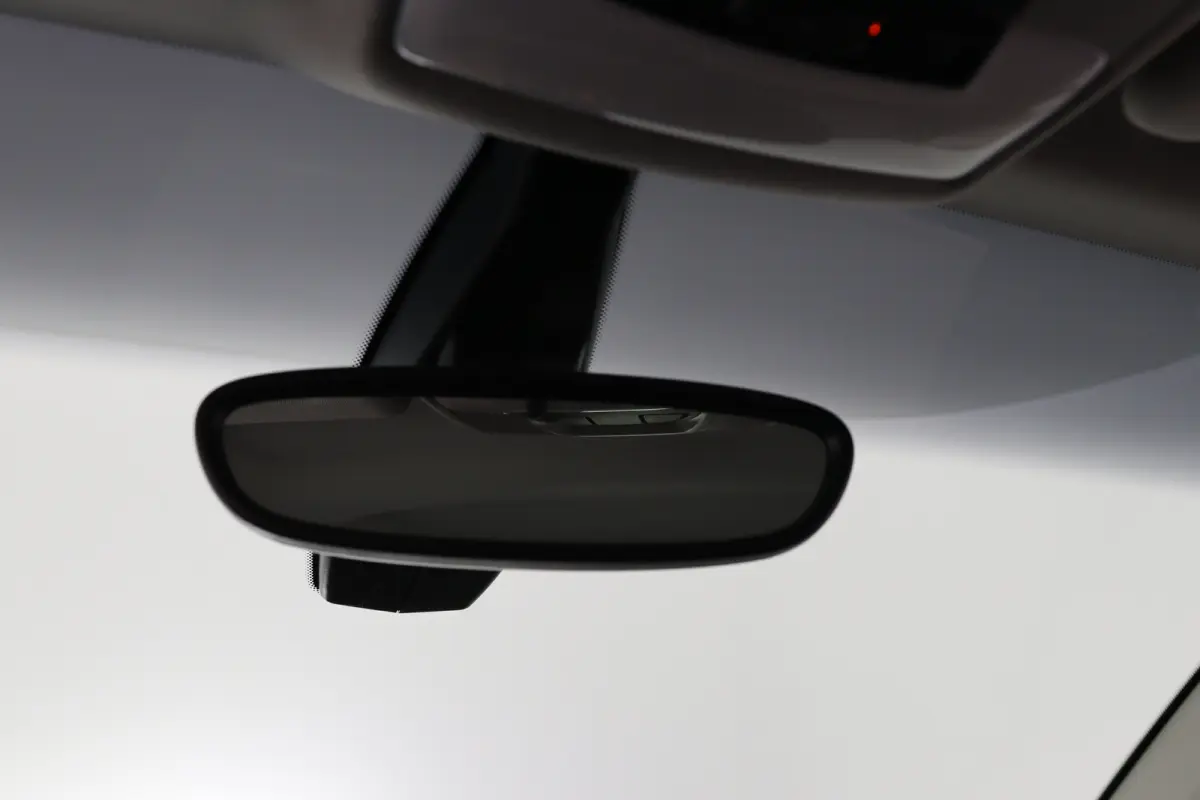 Basis 120Ah 42 kWh | Navigatie | Camera | LED | Cruise Adaptive | Parkeersensoren V+A | Stoelverwarming | Clima | Lichtmetalen Velgen