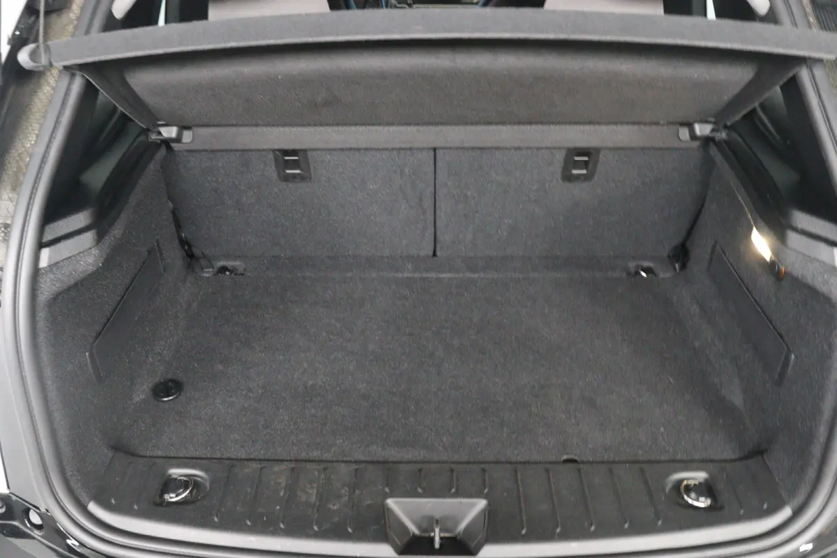 Basis 120Ah 42 kWh | Navigatie | Camera | LED | Cruise Adaptive | Parkeersensoren V+A | Stoelverwarming | Clima | Lichtmetalen Velgen