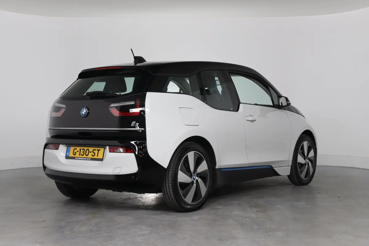Basis 120Ah 42 kWh | Navigatie | Camera | LED | Cruise Adaptive | Parkeersensoren V+A | Stoelverwarming | Clima | Lichtmetalen Velgen