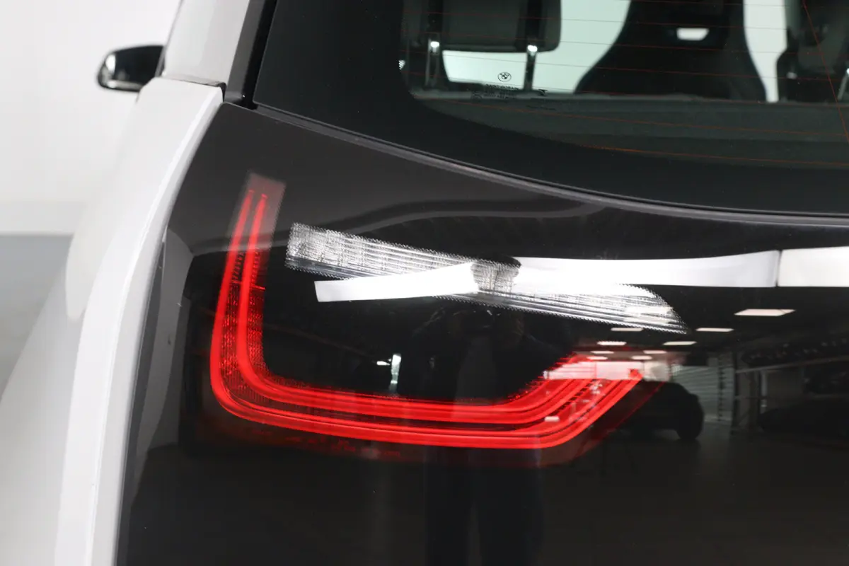 Basis 120Ah 42 kWh | Navigatie | Camera | LED | Cruise Adaptive | Parkeersensoren V+A | Stoelverwarming | Clima | Lichtmetalen Velgen