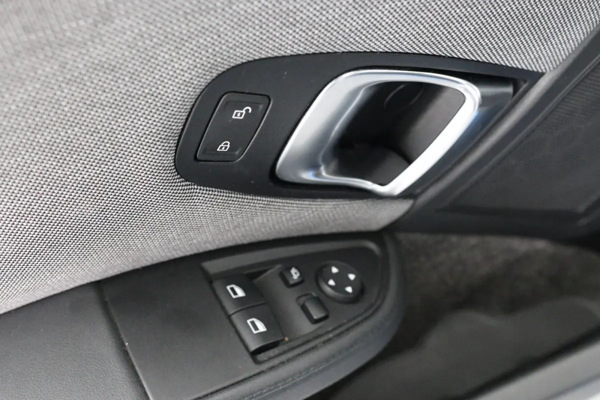 Basis 120Ah 42 kWh | Navigatie | Camera | LED | Cruise Adaptive | Parkeersensoren V+A | Stoelverwarming | Clima | Lichtmetalen Velgen