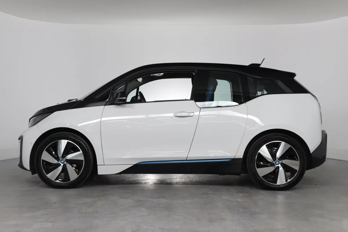 Basis 120Ah 42 kWh | Navigatie | Camera | LED | Cruise Adaptive | Parkeersensoren V+A | Stoelverwarming | Clima | Lichtmetalen Velgen