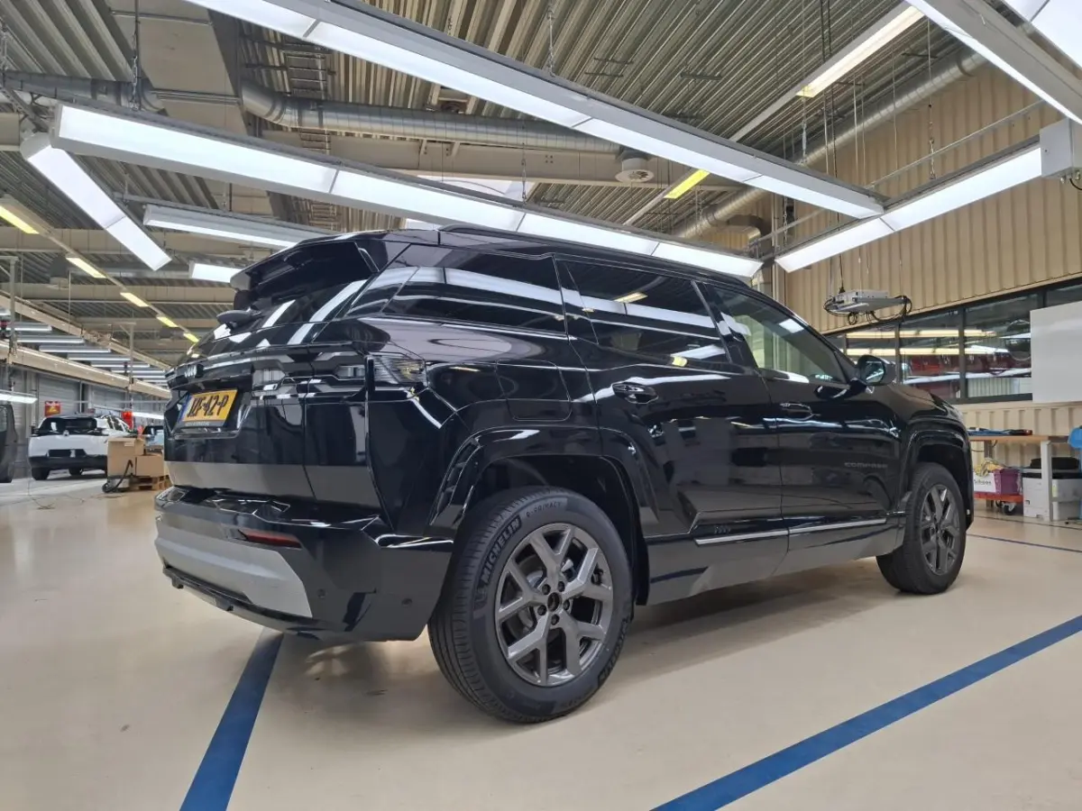 1.2 e-Hybrid First Edition | Tot 8 Jaar Garantie | Panoramadak | Elektrische Stoelverstelling | Elektrische Achterklep | Keyless | Camera | Stoel & Stuurverwarming | Focal Sound |